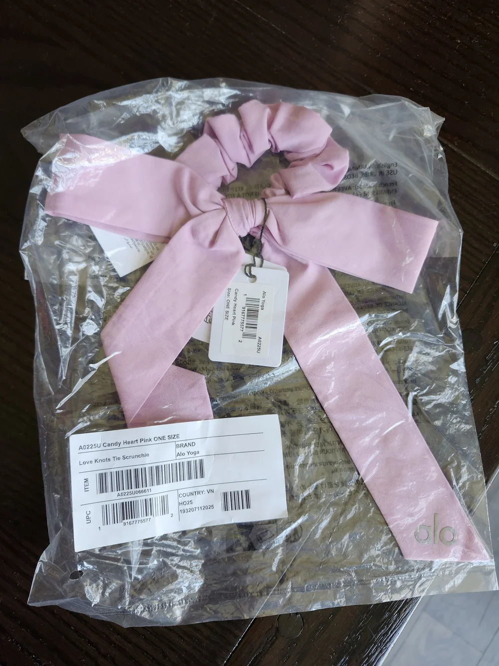 NWT Alo Yoga Love Knots Tie Scrunchie Candy Heart Pink Bow Hair Tie